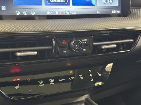 New 2026 Nissan Kicks SR image 39