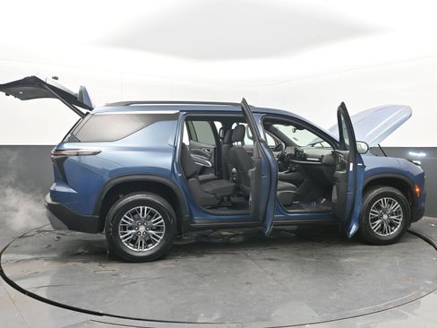 Used 2025 Chevrolet Traverse LT image 47