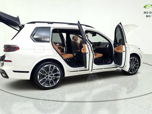 Used 2025 BMW X7 xDrive40i w/ M Sport Package AWD/4WD image 19