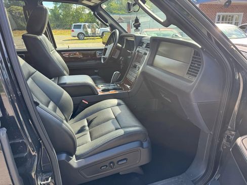 Used 2013 Lincoln Navigator 4WD image 16