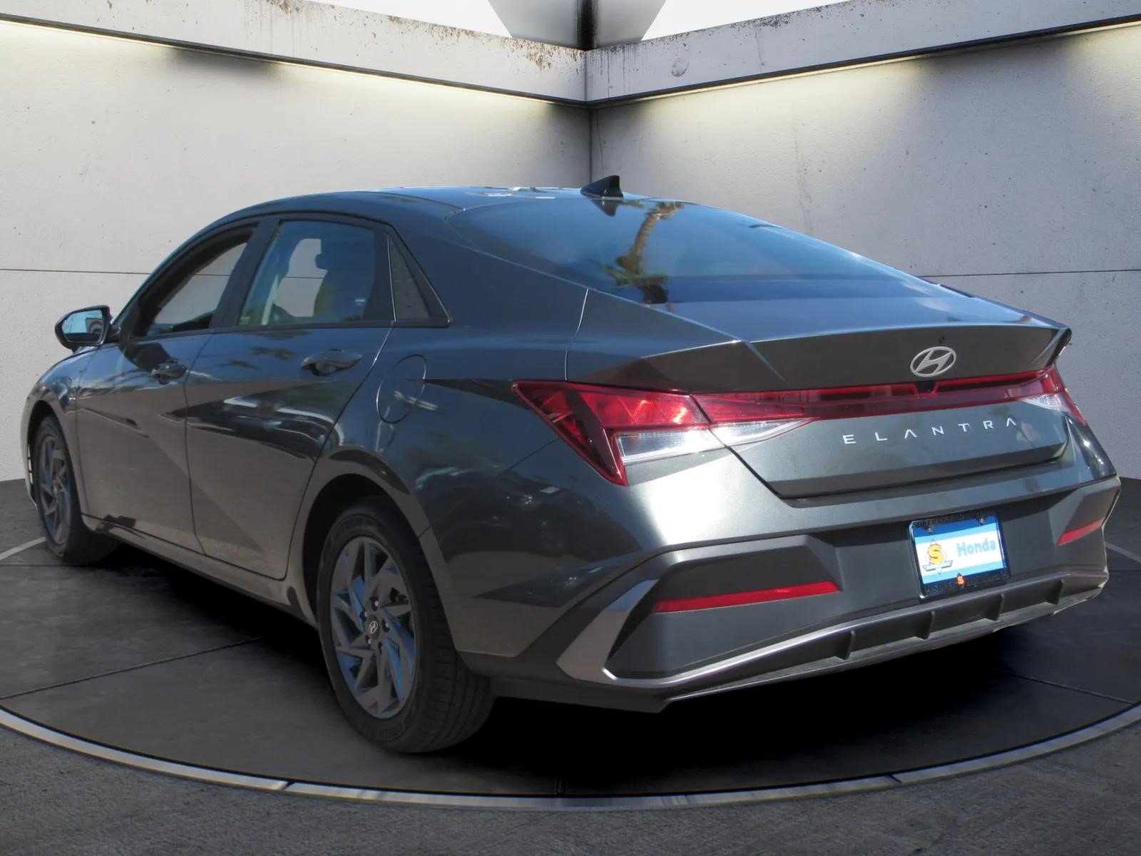 Used 2024 Hyundai Elantra SEL FWD image 6