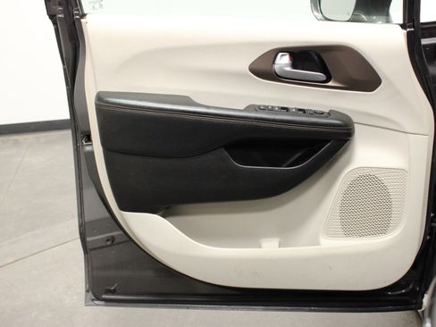 Used 2017 Chrysler Pacifica Touring-L image 19