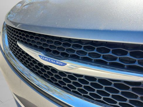 Used 2019 Chrysler Pacifica Touring-L image 29