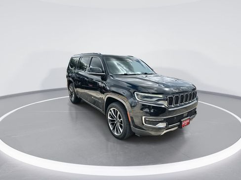 Used 2022 Jeep Wagoneer Series III w/ Premium Group I AWD/4WD image 2