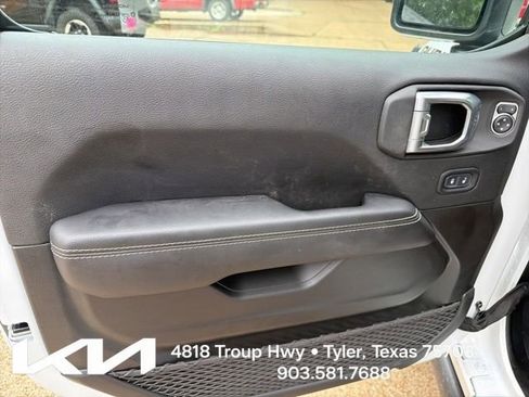 Used 2022 Jeep Wrangler Unlimited Rubicon w/ LED Lighting Group AWD/4WD image 14