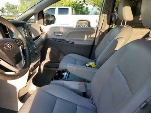 Used 2020 Toyota Sienna XLE FWD image 19