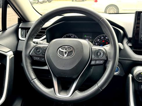 Used 2022 Toyota RAV4 XLE Premium image 31