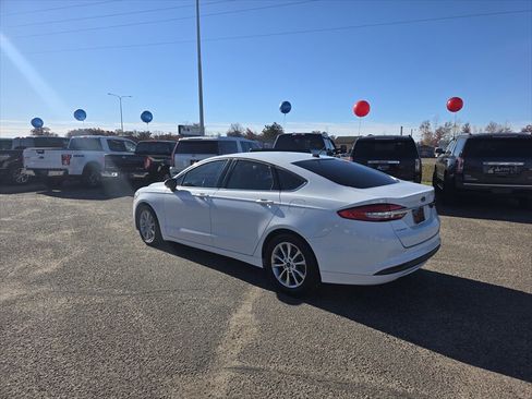 Used 2017 Ford Fusion SE FWD image 4