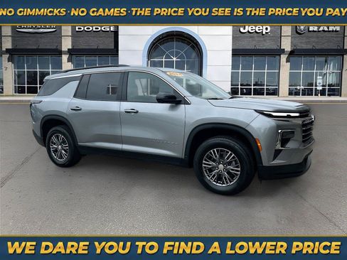 Used 2024 Chevrolet Traverse LT FWD image 1