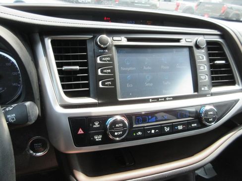 Used 2019 Toyota Highlander XLE AWD/4WD image 29