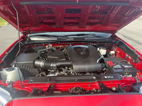 Used 2018 Toyota Tacoma TRD Sport AWD/4WD image 26