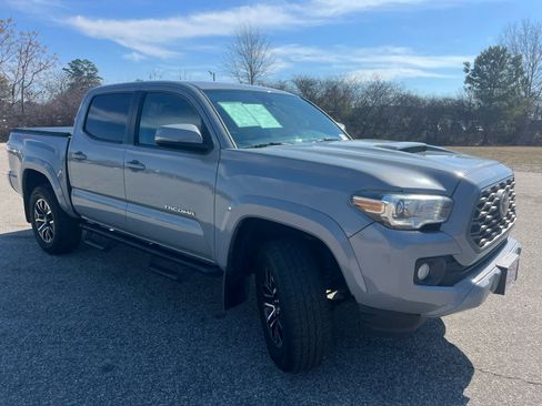 Used 2020 Toyota Tacoma TRD Sport image 11