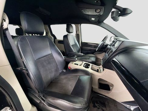 Used 2019 Dodge Grand Caravan SXT FWD image 28