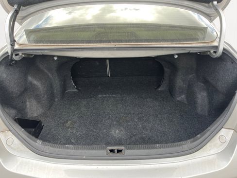 Used 2011 Toyota Camry LE image 9