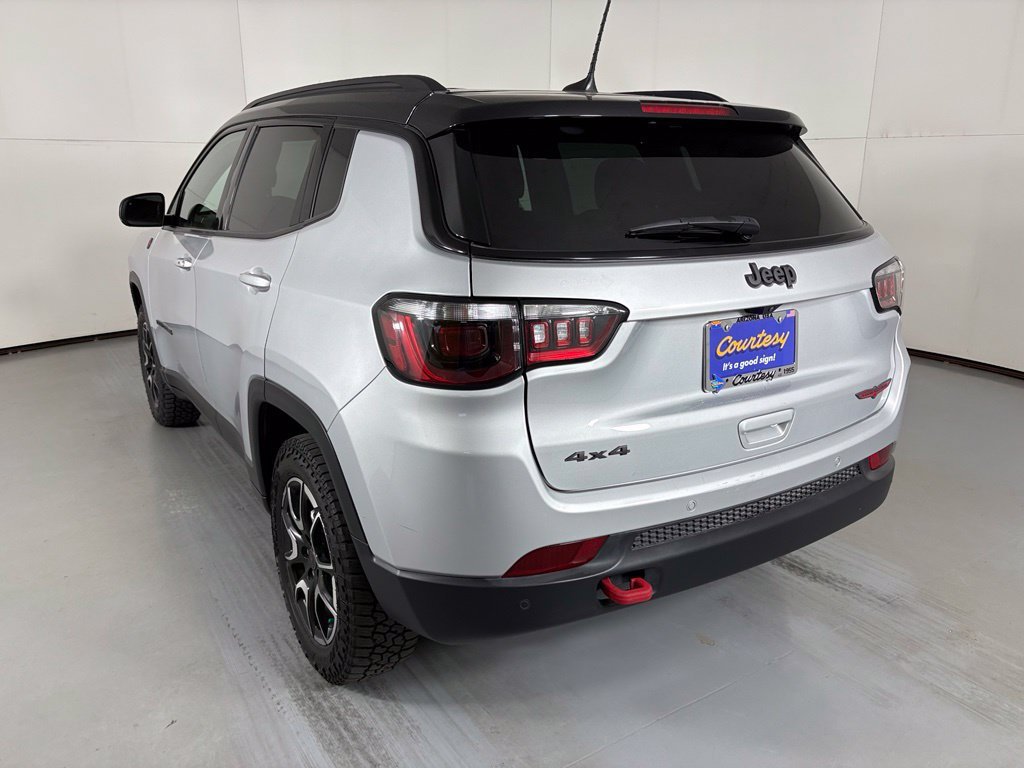 Used 2025 Jeep Compass Trailhawk AWD/4WD image 6