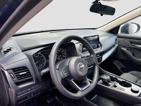 Used 2024 Nissan Rogue SV image 9