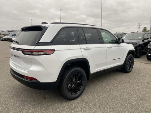 New 2025 Jeep Grand Cherokee Laredo image 3