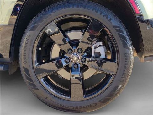 Used 2025 Land Rover Defender 130 X-Dynamic SE AWD/4WD image 26
