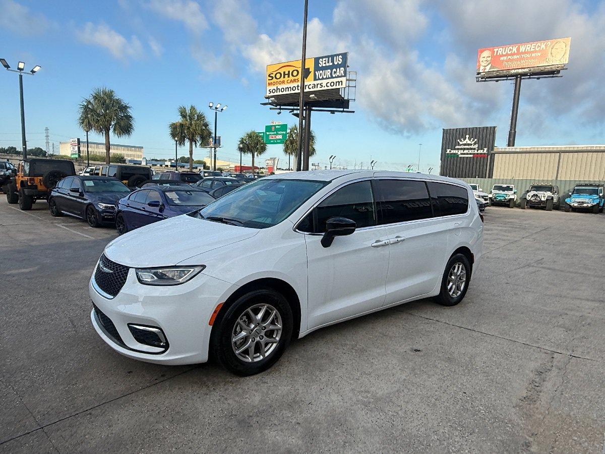 Used 2025 Chrysler Pacifica Select FWD image 7