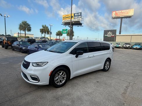 Used 2025 Chrysler Pacifica Select FWD image 7