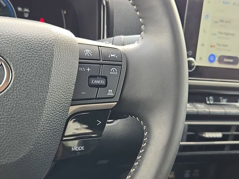 Used 2025 Toyota Camry SE w/ Convenience Package image 19