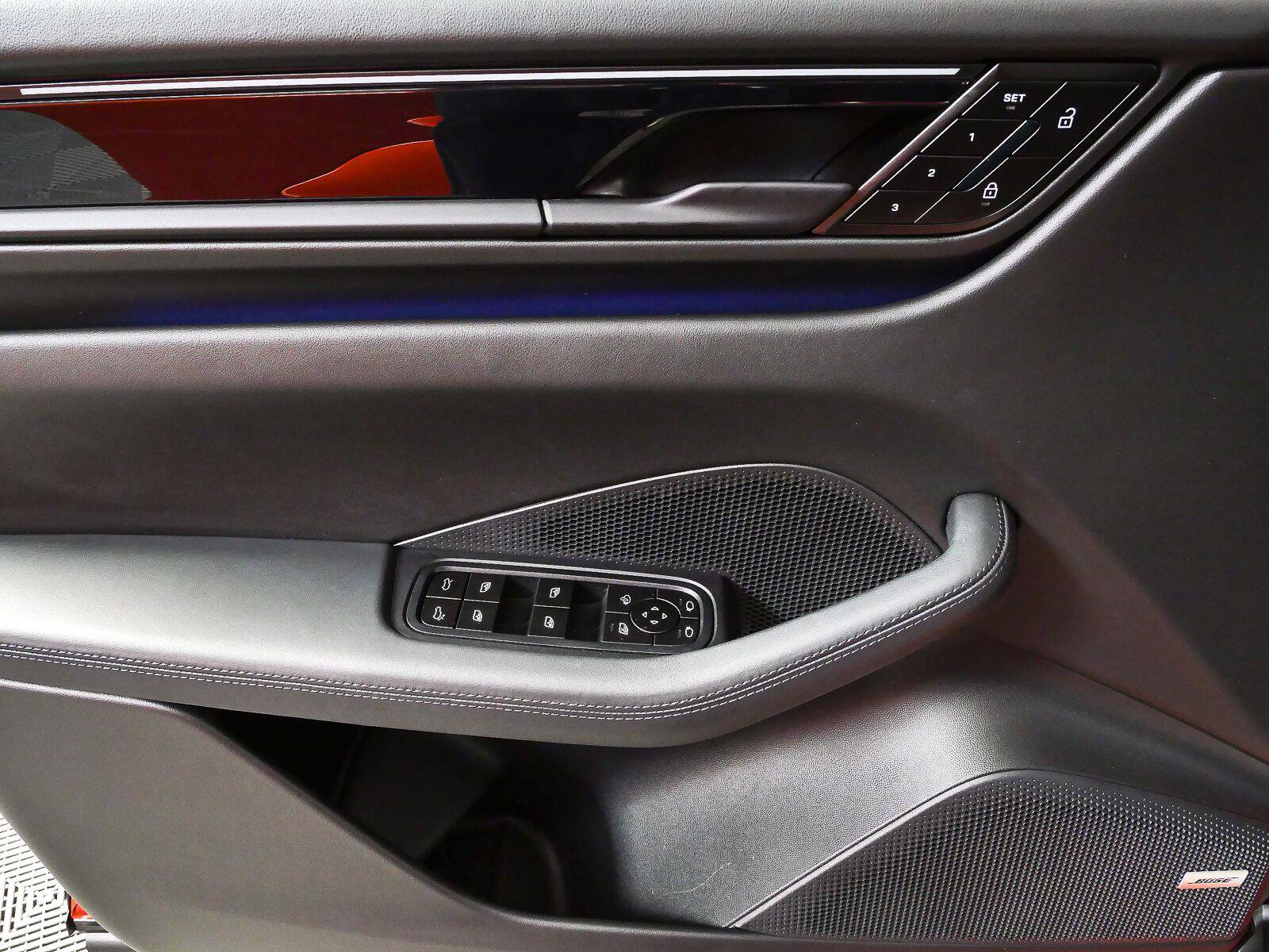Certified 2025 Porsche Macan 4S Electric AWD/4WD image 6