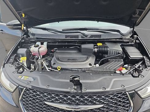 Used 2026 Chrysler Pacifica Limited FWD image 37