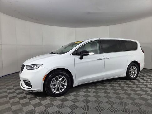 Certified 2024 Chrysler Pacifica Touring-L image 7