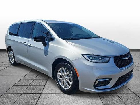 Used 2024 Chrysler Pacifica Touring-L FWD image 3
