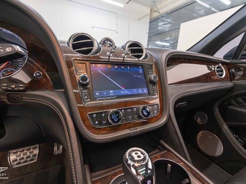 Used 2017 Bentley Bentayga AWD/4WD image 47
