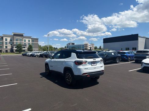 Used 2025 Jeep Compass Trailhawk AWD/4WD image 8