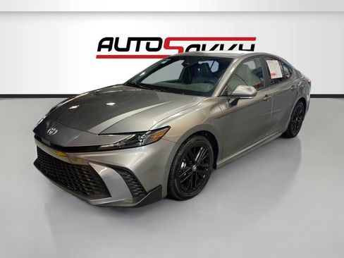 Used 2025 Toyota Camry SE FWD image 3