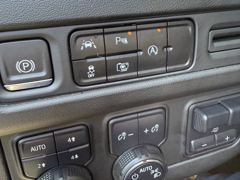 Used 2023 Chevrolet Suburban LT w/ Luxury Package image 25