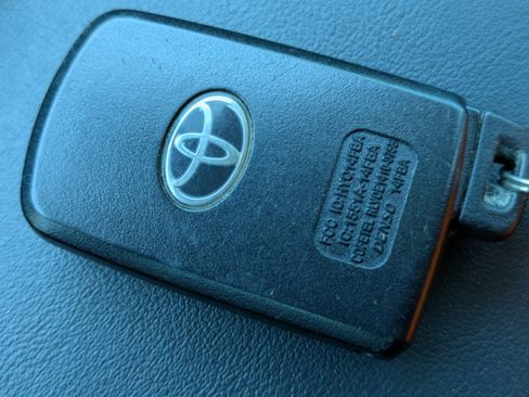 Used 2017 Toyota RAV4 Limited FWD image 23