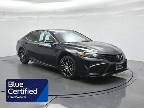 Used 2022 Toyota Camry SE image 1