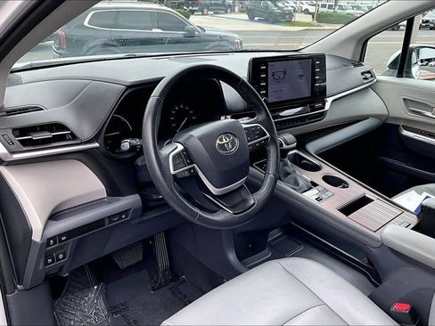 Used 2023 Toyota Sienna XLE FWD image 9
