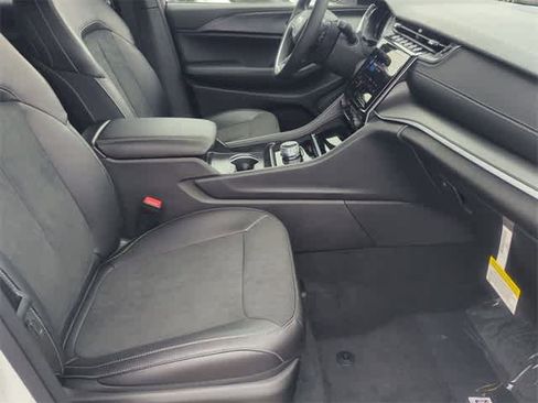 New 2025 Jeep Grand Cherokee L Altitude image 24