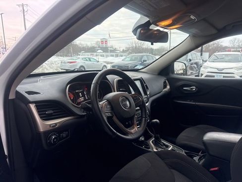 Used 2016 Jeep Cherokee Latitude w/ Cold Weather Group image 9
