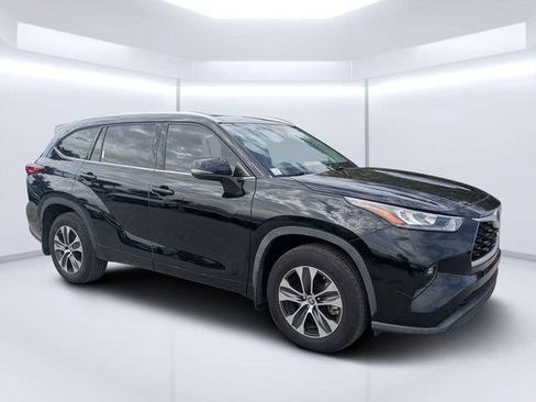Used 2020 Toyota Highlander XLE FWD image 1