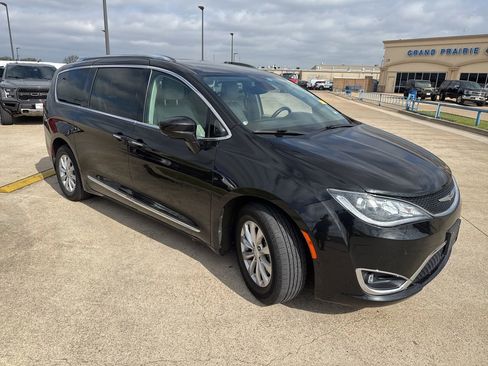 Used 2018 Chrysler Pacifica Touring-L w/ Advanced Safetytec Group image 18