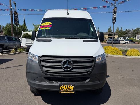 Used 2024 Mercedes-Benz Sprinter 2500 image 2