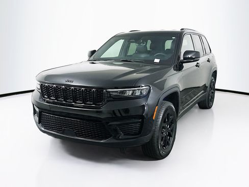 Used 2025 Jeep Grand Cherokee Altitude AWD/4WD image 3