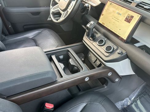 Used 2023 Land Rover Defender 130 X-Dynamic SE image 32