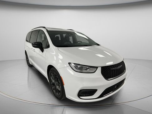 Used 2025 Chrysler Pacifica Limited FWD image 2