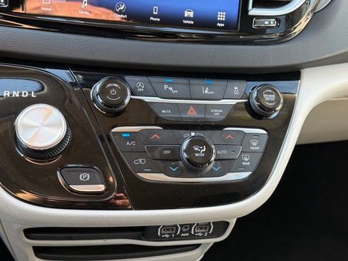 Used 2024 Chrysler Pacifica Touring-L image 22
