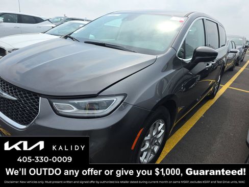 Used 2023 Chrysler Pacifica Touring-L FWD image 1
