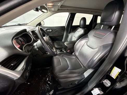 Used 2017 Jeep Cherokee Trailhawk image 13