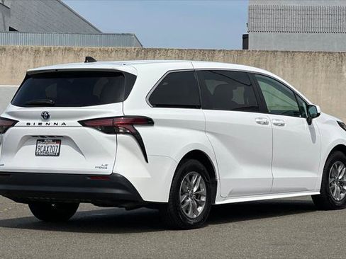 Certified 2022 Toyota Sienna LE AWD/4WD image 2
