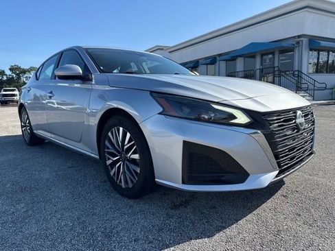 Used 2023 Nissan Altima 2.5 SV FWD image 3