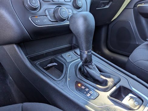 Used 2019 Jeep Cherokee Latitude w/ Popular Appearance Group FWD image 14